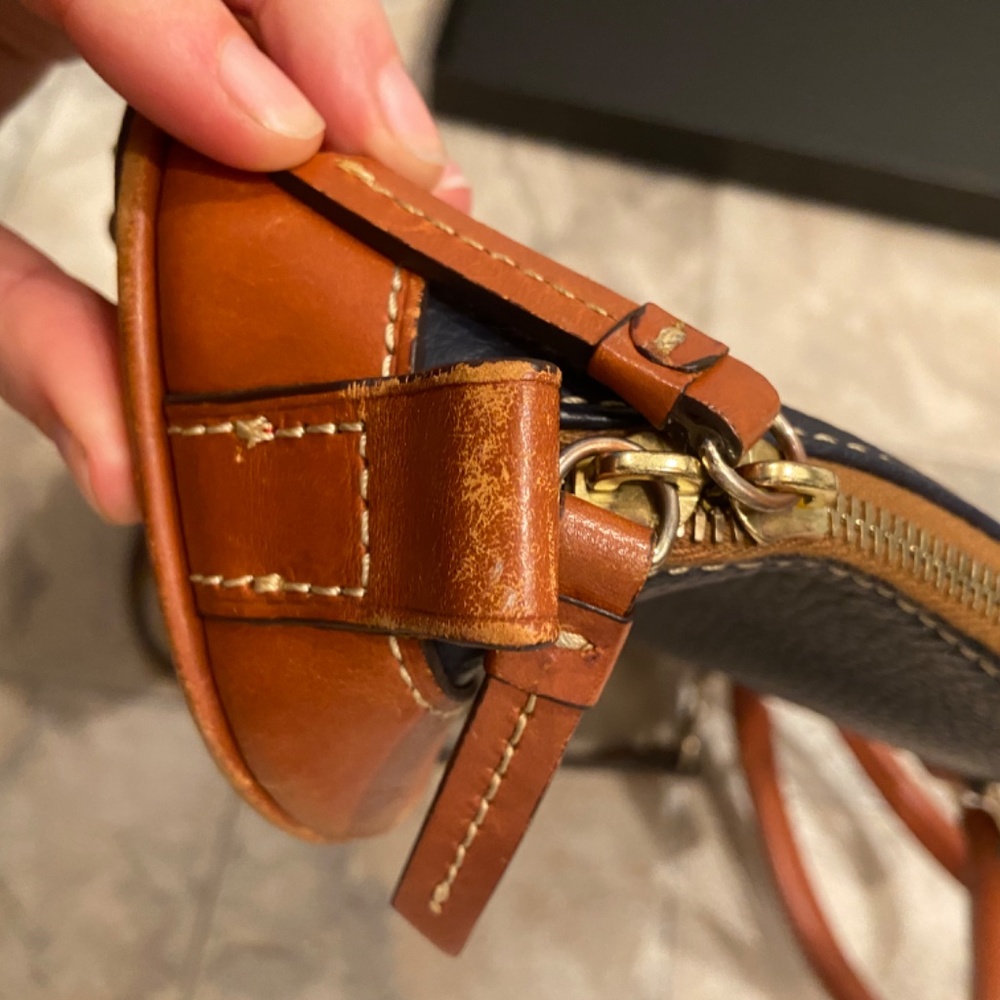 Dooney & Bourke Pebble Grain Domed Zip Satchel Bag navy  Tan Leather  mint condi - Picture 6 of 11